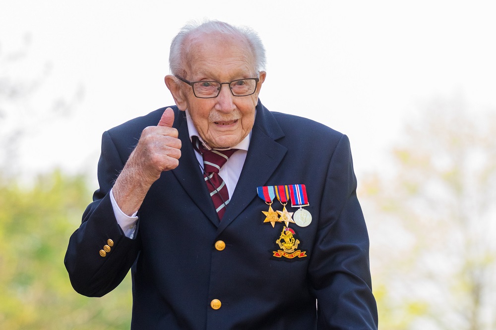 Lovaggá ütik az egészségügynek pénzt gyűjtő százéves katonát