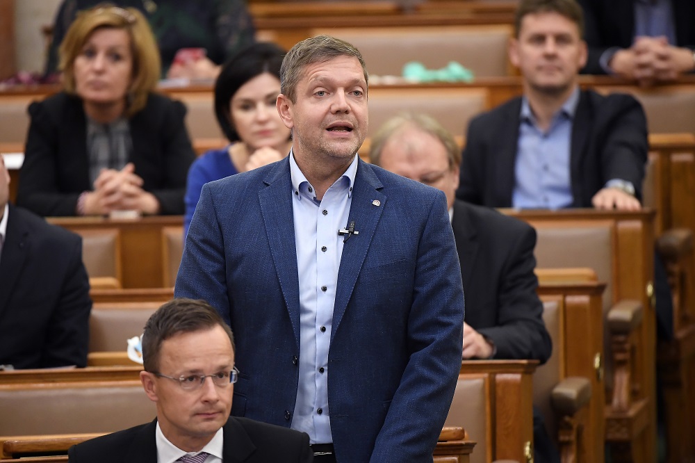 Tóth Bertalan: a kormány a maga pecsenyéjét sütögeti