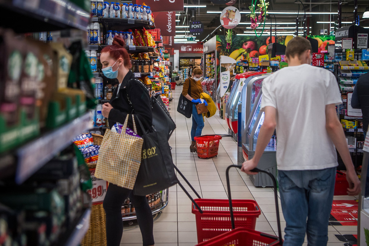 A kormány szombattól felfüggeszti az idősek vásárlási idősávját