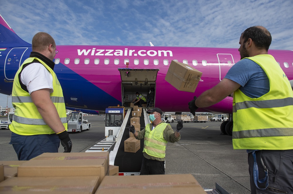 Szijjártó Péter: újabb nagy mennyiségű védőeszköz áll rendelkezésére