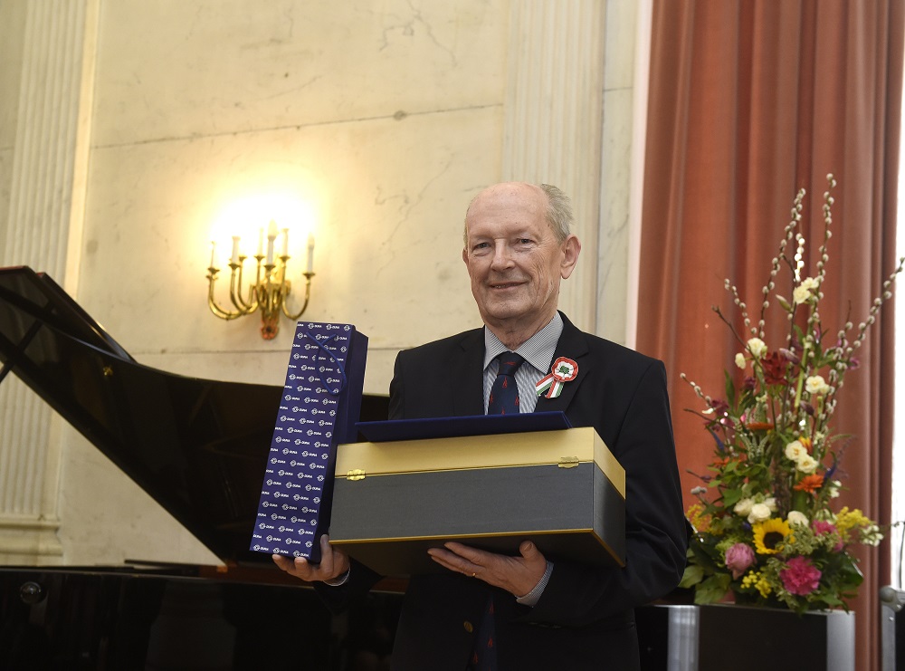 Sport, rádió, hit címmel életútinterjú-kötet jelent meg Novotny Zoltánról