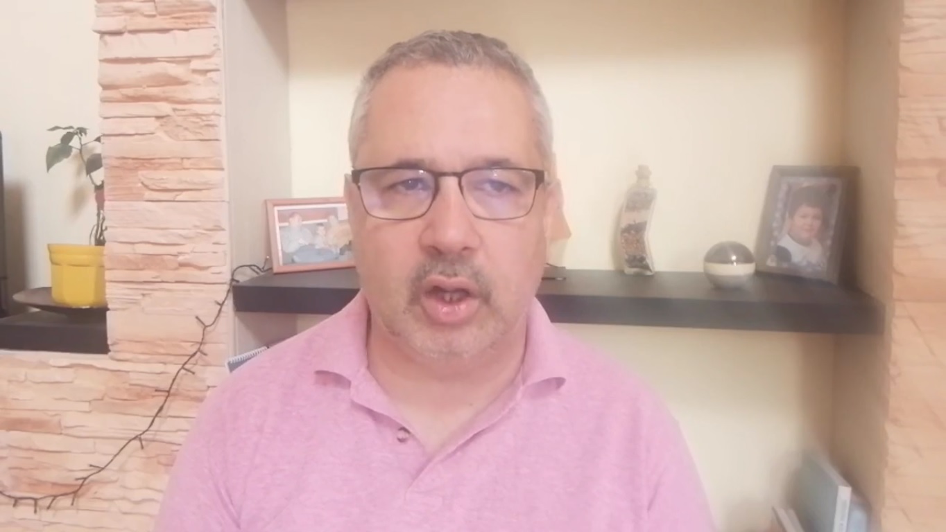 Arató szerint a kormány csak „pávatáncolt”, marad a teljhatalom