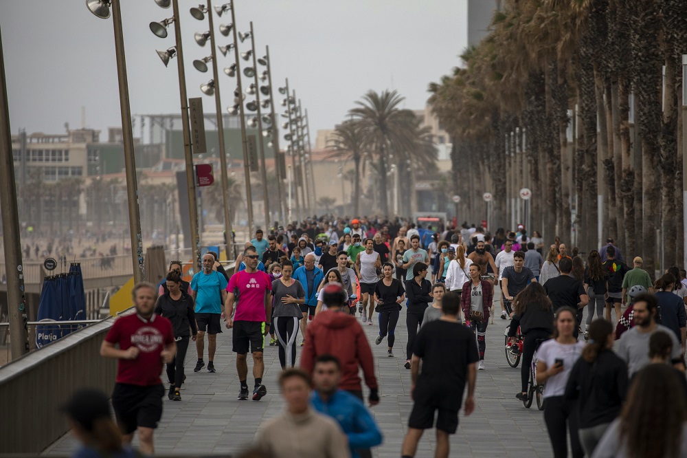 Barcelonában kiszélesítik a járdákat a járványügyi lazításra készülve