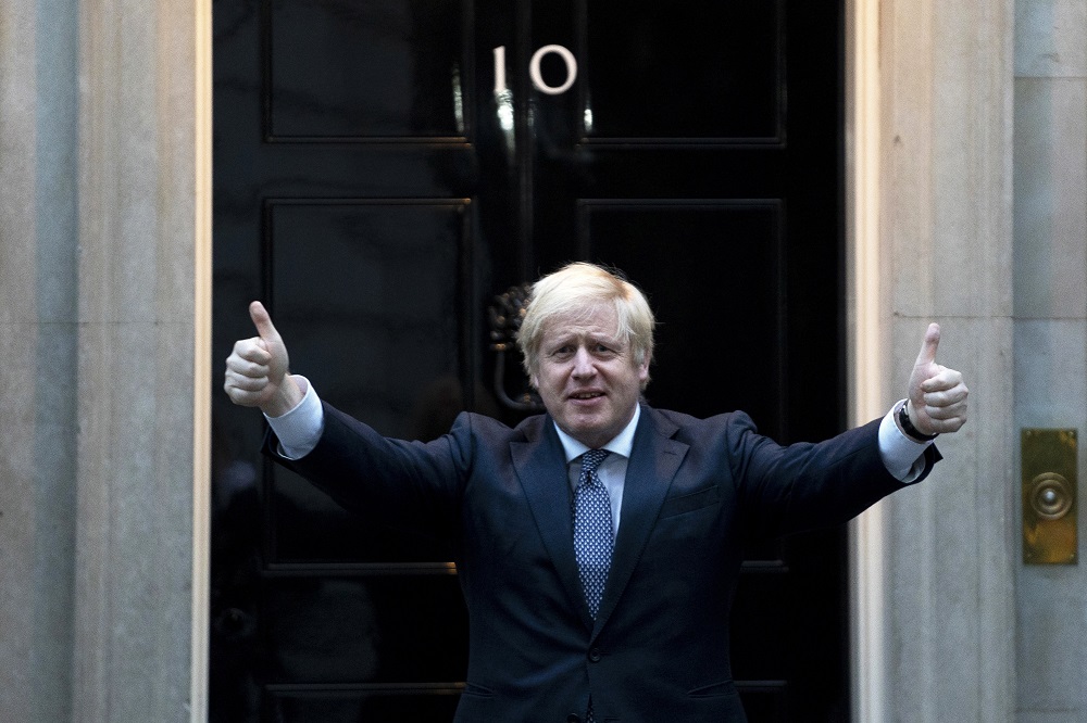 Boris Johnson orvosai előtt is tiszteleg kisfia nevével