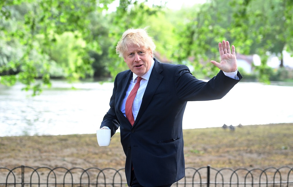 A brit kormányfő házi készítésű maszkok viselését szorgalmazza