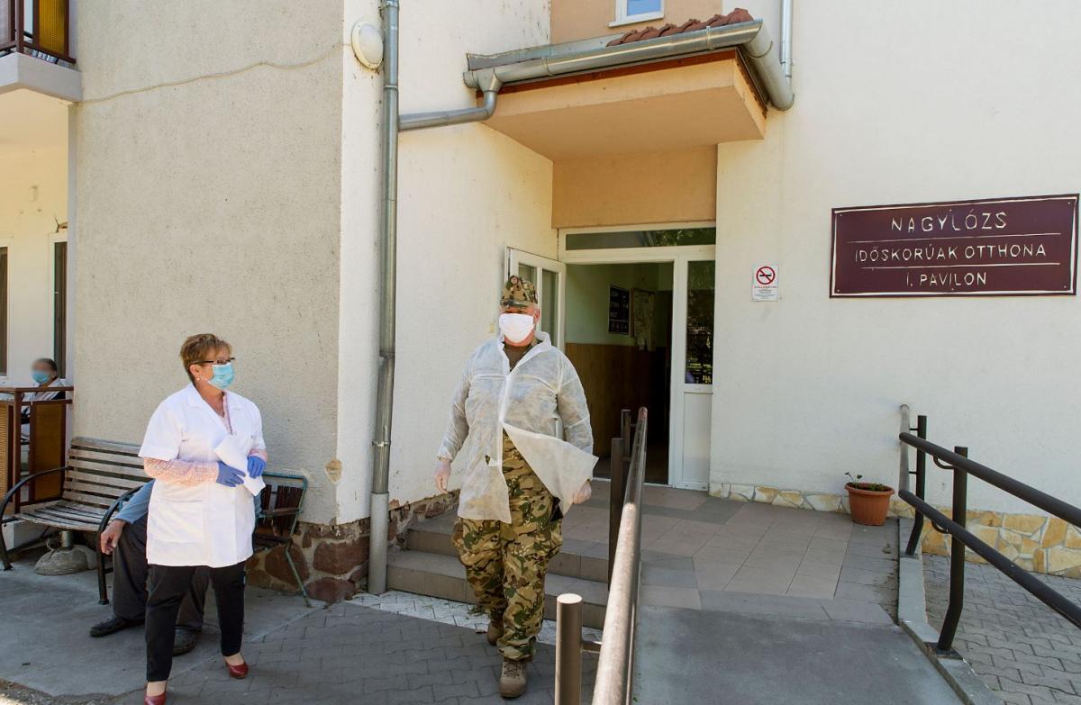 Újabb védőeszköz-szállítmányok érkeznek az idősotthonokba