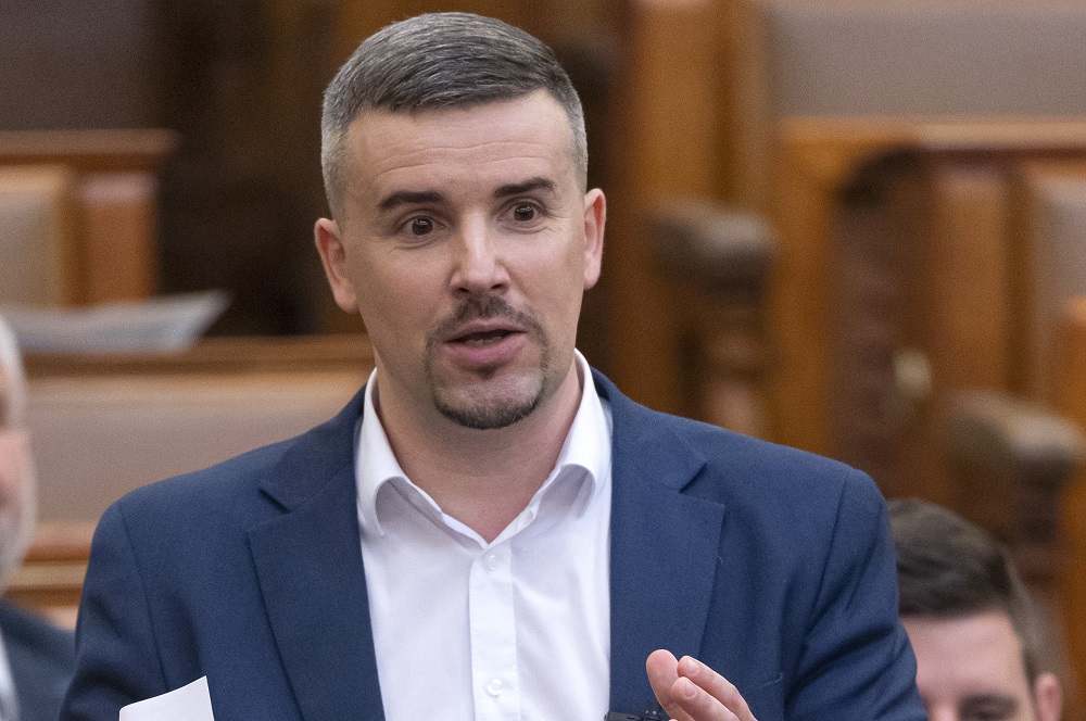Jakab: „Önök meg csak híznak és híznak”