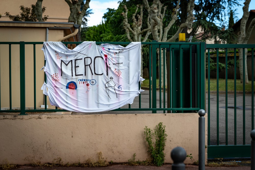 Háromezer alatt a súlyos betegek száma Franciaországban