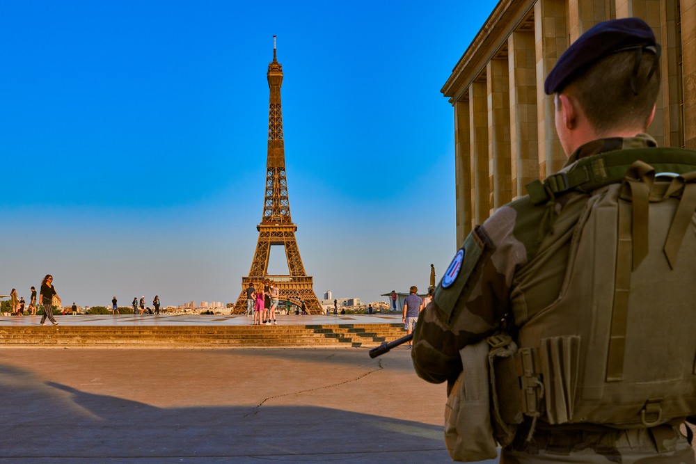 Tömegesen hagyják el az emberek Párizst a lezárás előtti napon