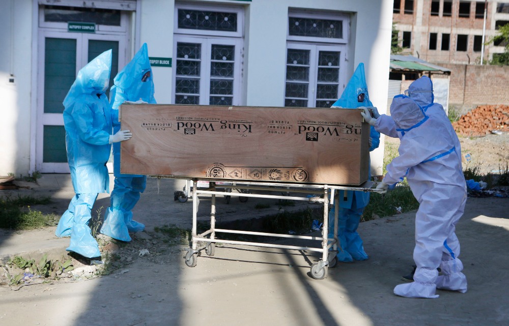 Járvány, hőhullám és sáskajárás sújtja egyszerre Indiát