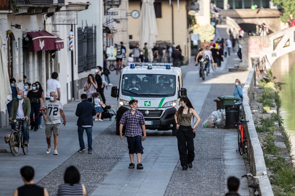 Olaszországban megteltek az utcák emberekkel