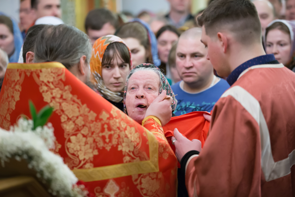 Megosztó az egyszer használatos kanállal való áldoztatás Romániában
