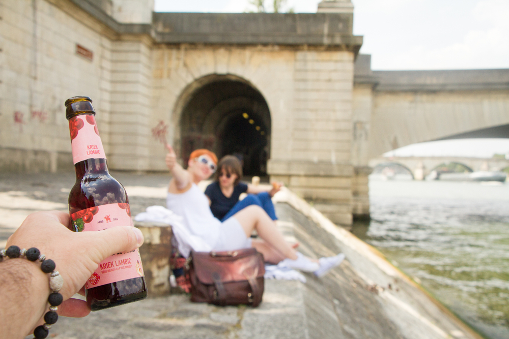 Párizsban betiltják a rakpartokon az alkoholfogyasztást