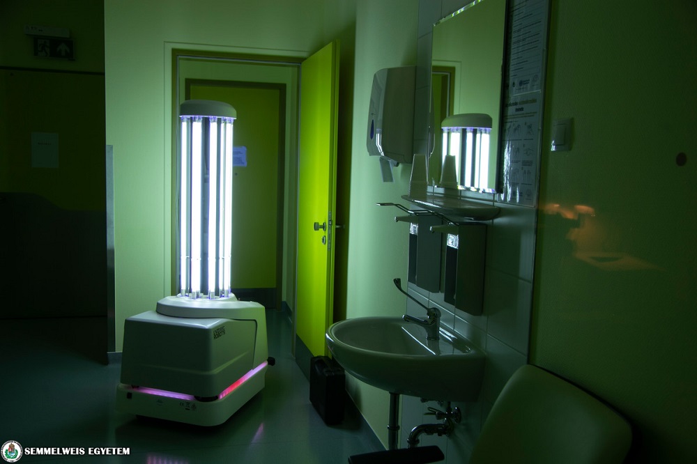 Önjáró robot segíti a vírus elleni védekezést a Semmelweis Egyetemen