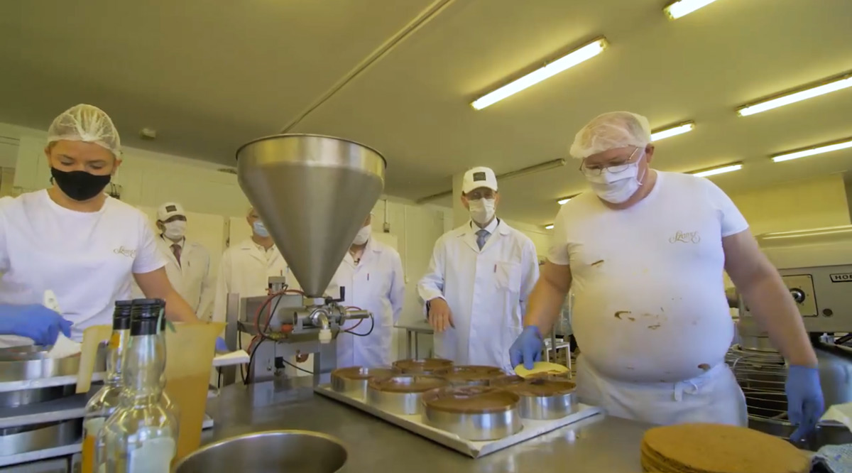 Varga Mihály meglátogatta a Szamos Marcipán újrainduló üzemét