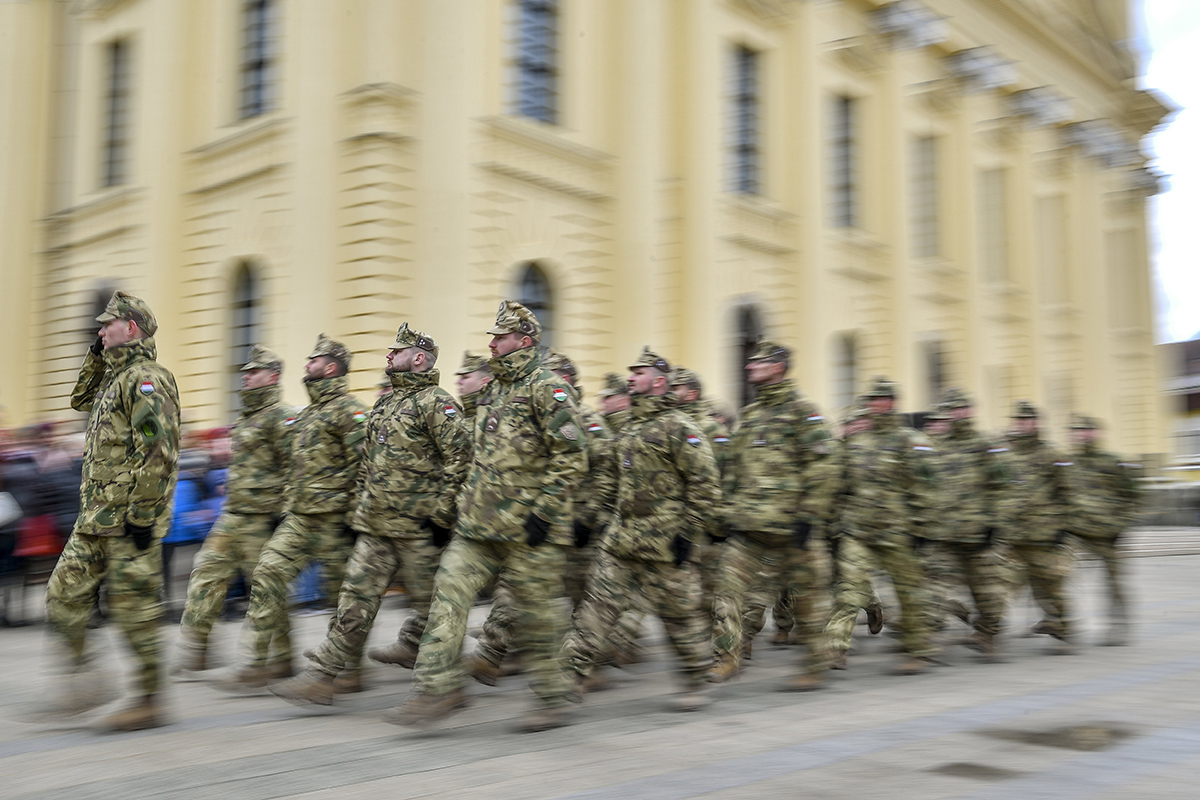 Mentőövet kínál a Magyar Honvédség