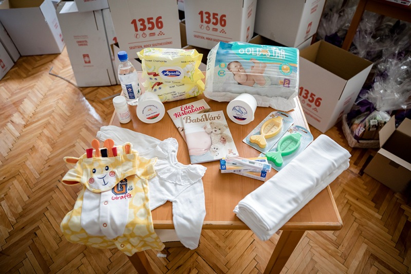Babacsomagokat osztott a Katolikus Karitász a határon túl
