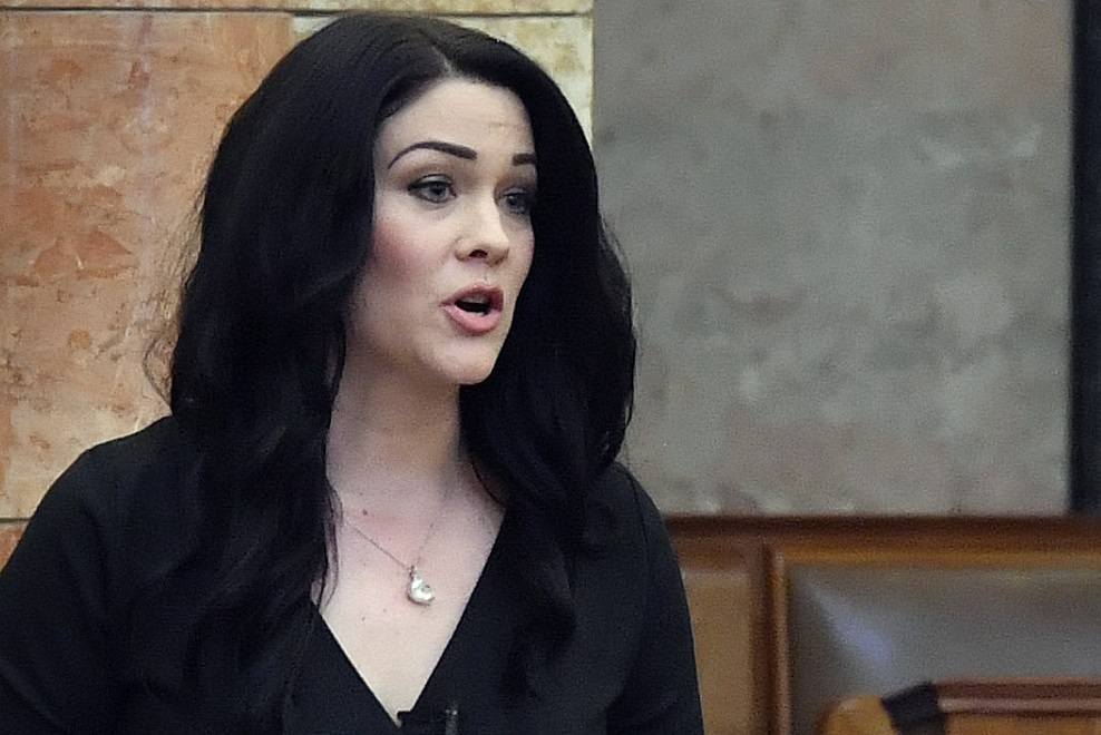 Demeter Márta: „Miért a haverok zsebeit tömik ki?”