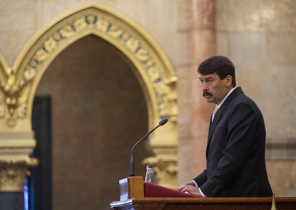 Áder János elrendelte a törvény kihirdetését