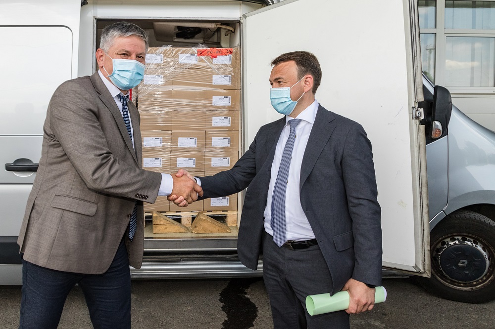 Vakcinaszállítmányt adott át Grezsa István az ukrán Vöröskeresztnek