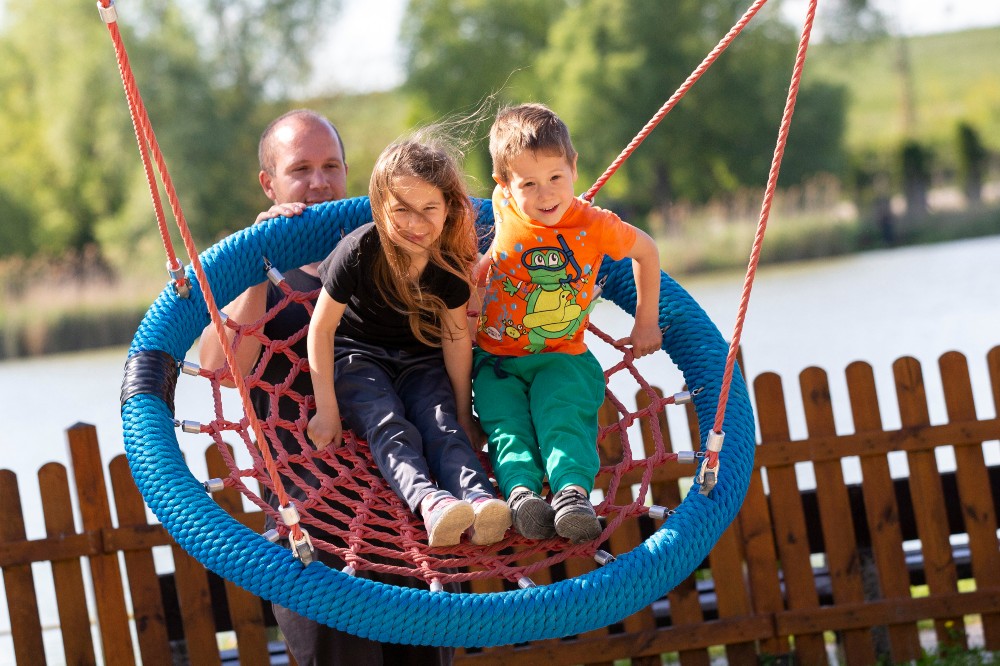 Több száz faluban épülhet játszótér és óvodai játszóudvar