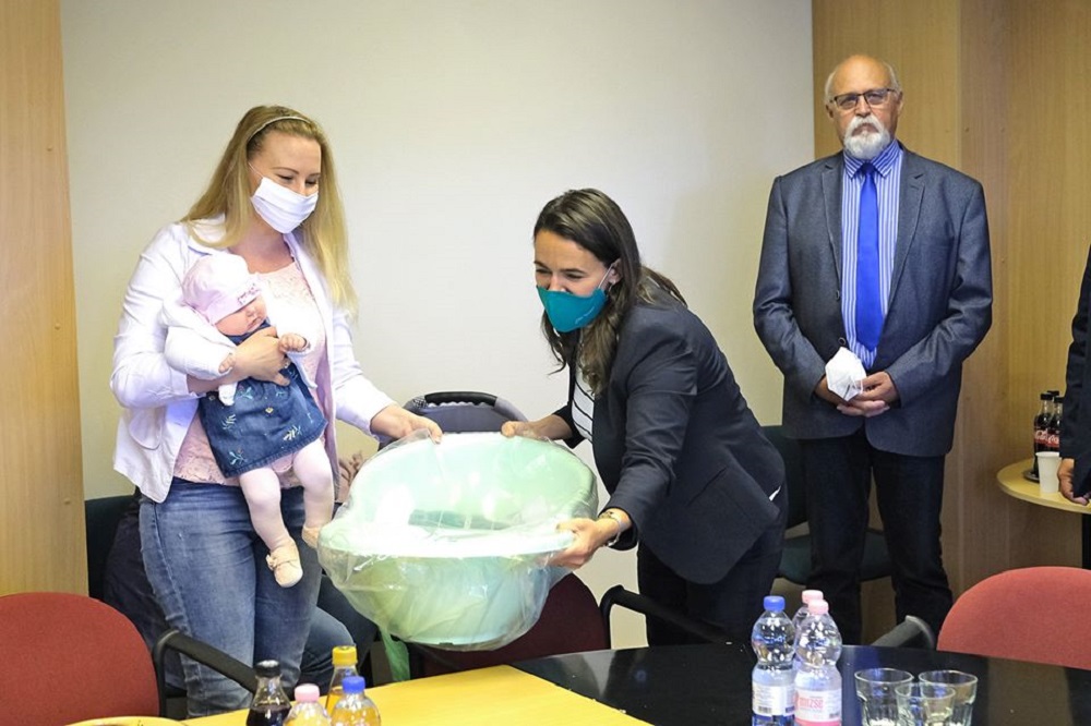 Közel hatszázzal több gyerek született júniusban, mint tavaly ilyenkor