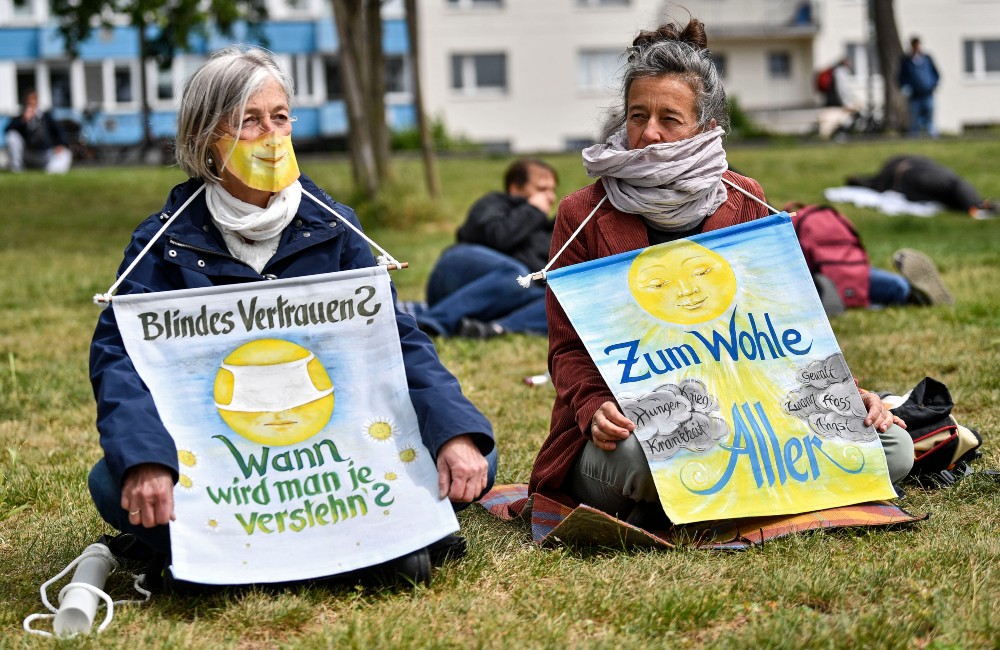 Németországban nem sokat enyhítenek a korlátozásokon