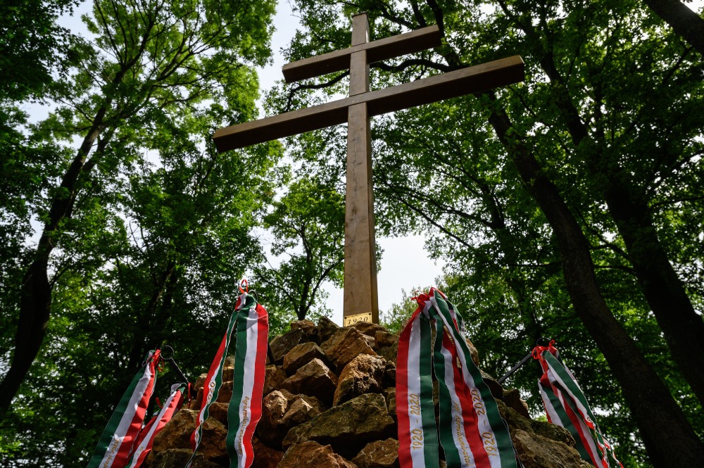 Megújult a Magyarság keresztje a Veszprém megyei Alsóperén
