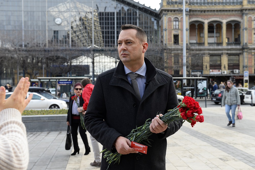 Plexi szavazódobozokat helyeznek el a szocik Budapest közterületein