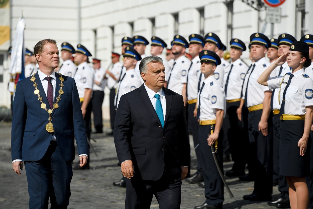 Orbán Viktor: nem fogjuk magukra hagyni az egyenruhásainkat