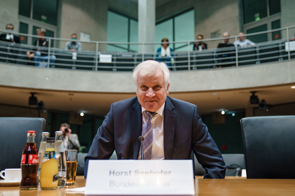Seehofer: „haladni kell végre”
