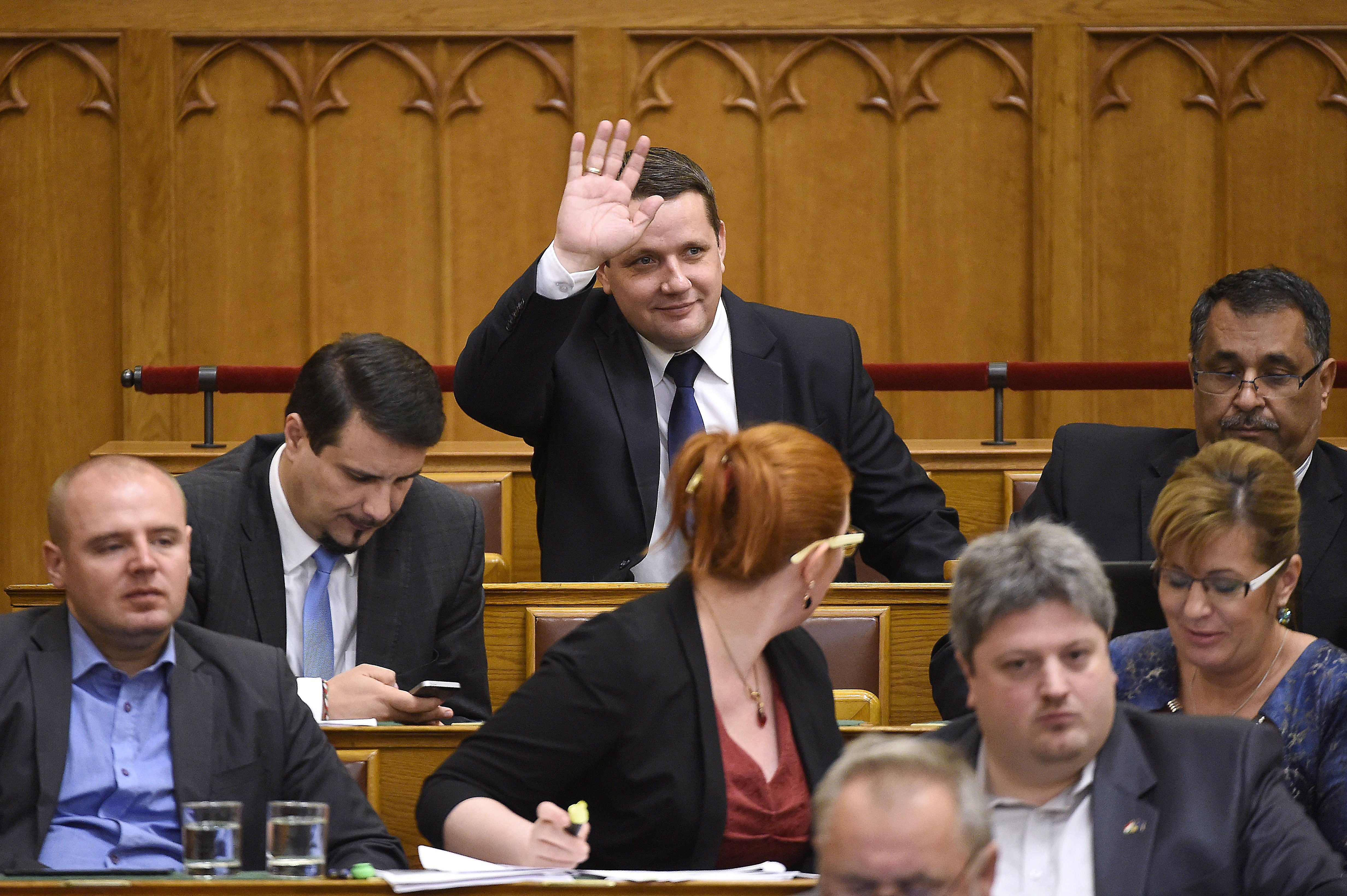 Az eltűnőben lévő szociknak ma is volt idejük követelőzni