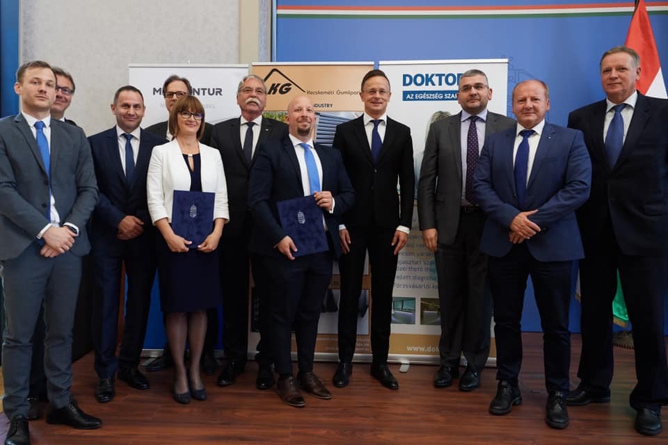 Újabb cégek vették át támogató okirataikat Szijjártó Pétertől