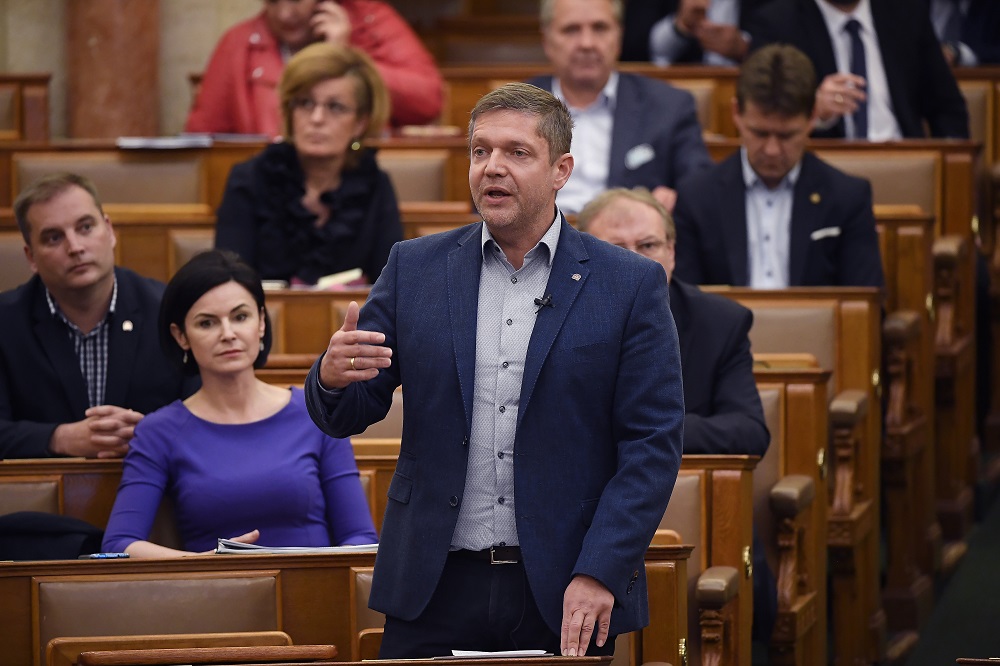 Bangóné plakátszereplésére emlékeztették a képmutató Tóth Bertalant