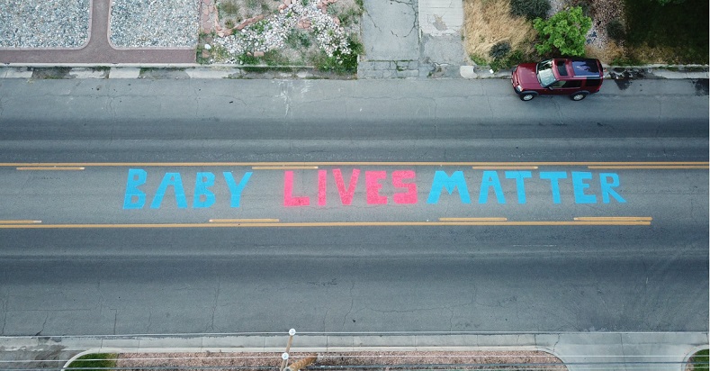 Az abortuszpártoló klinika elé festették a zseniális üzenetet