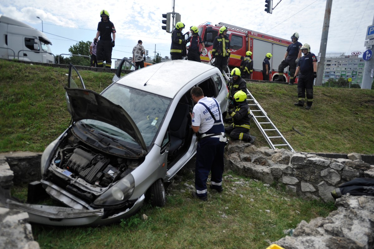Az ókori romok közé gurult egy autós Óbudán