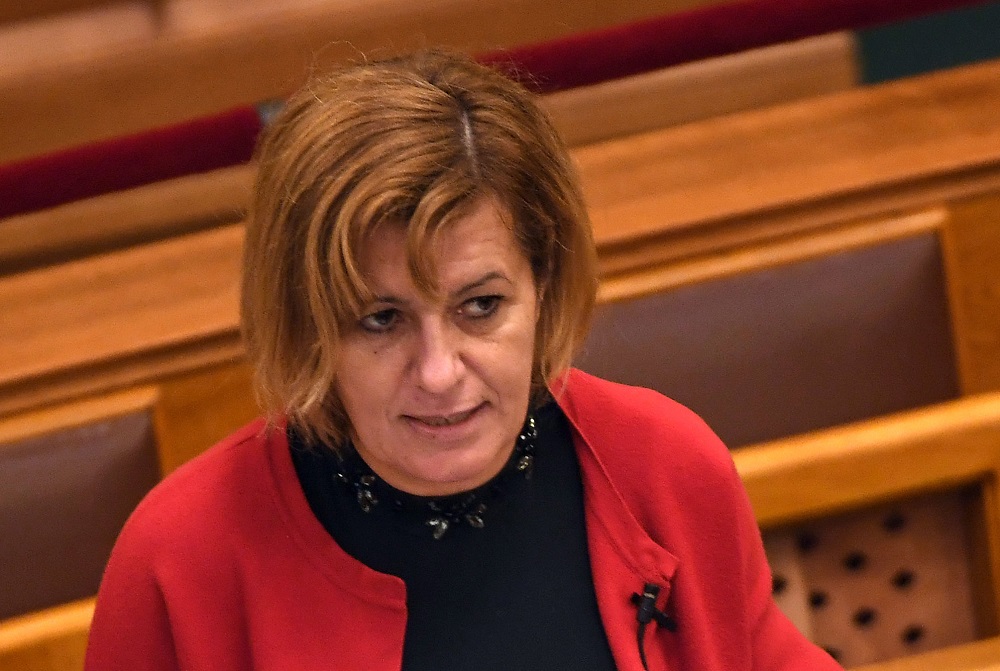 Rezsicsökkentést követelnek a szocik