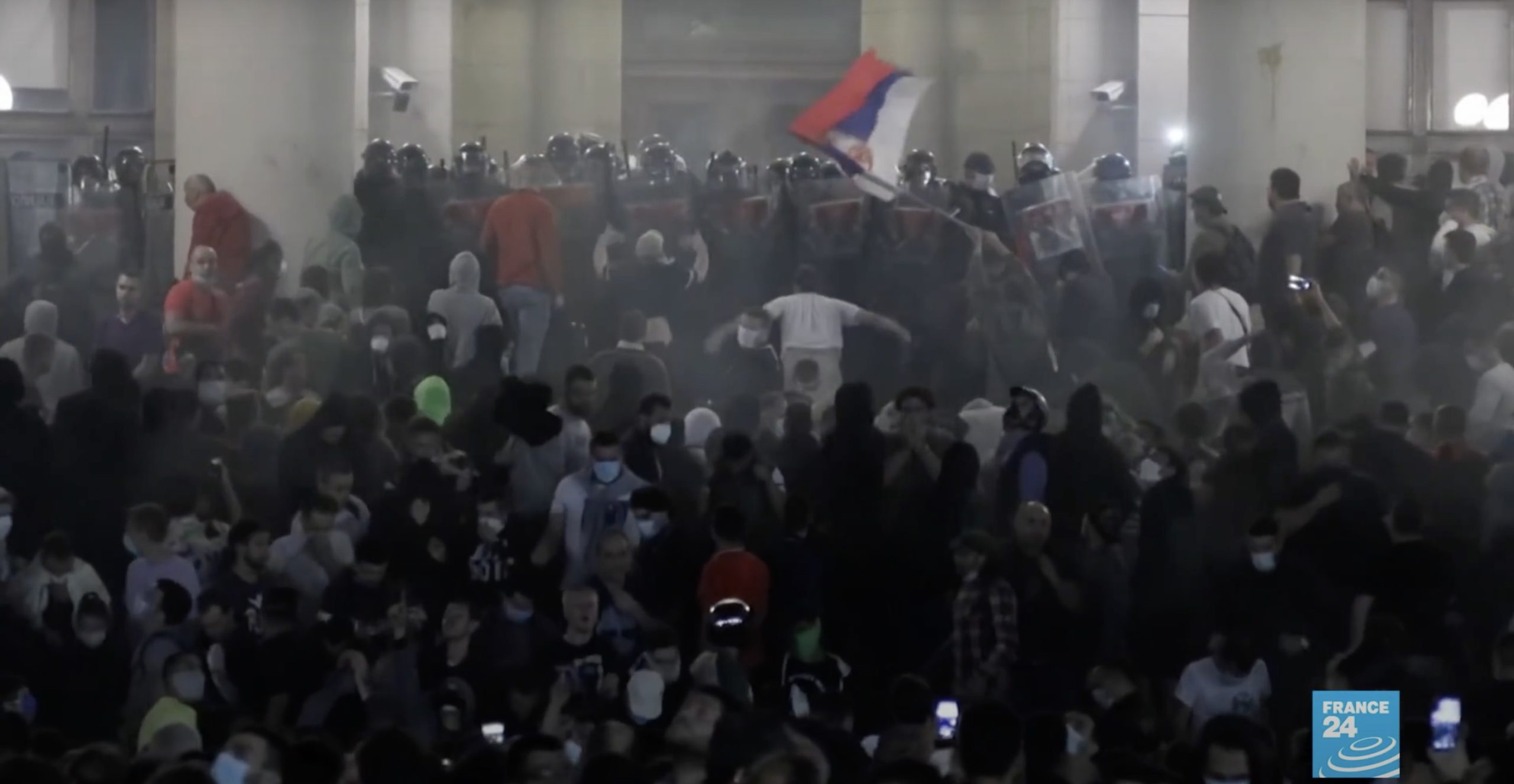 Rendőrök is megsérültek a belgrádi tüntetéseken