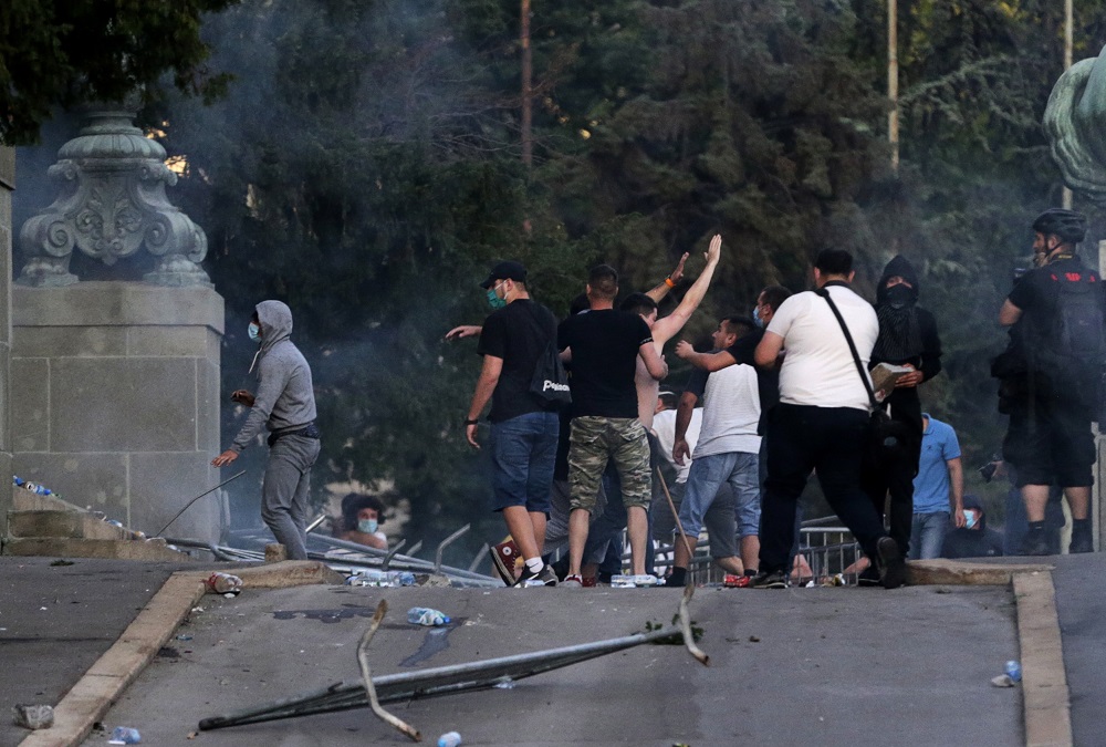Belgrádban több százan próbáltak meg behatolni a parlament épületébe