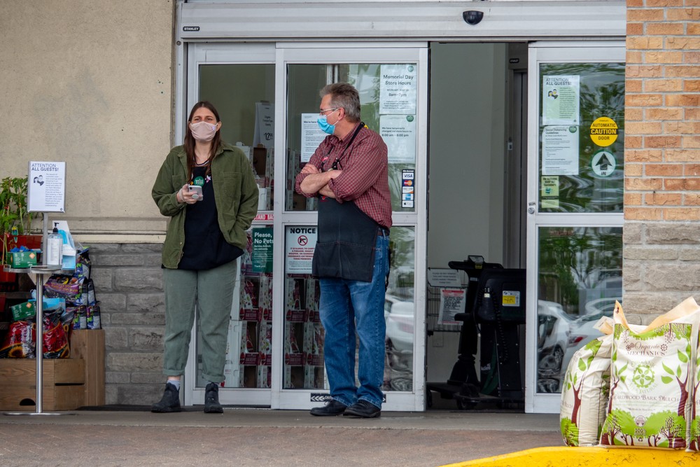 Több államban az utcán is kötelező szájmaszkot viselni