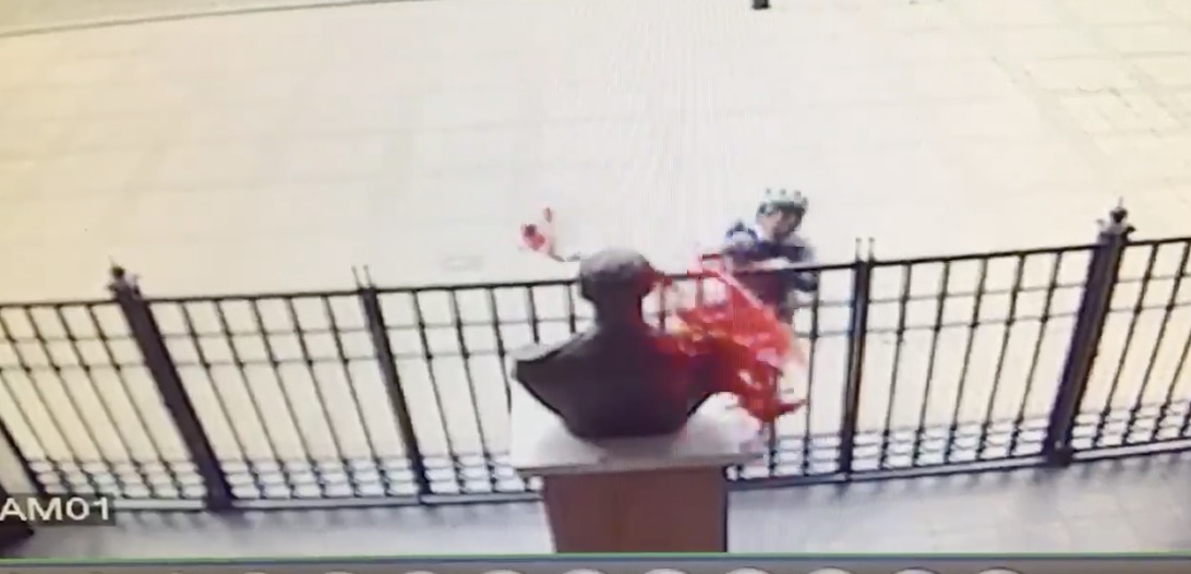 Vádat emeltek a Szabadság téri Horthy-szobrot megrongáló nő ellen