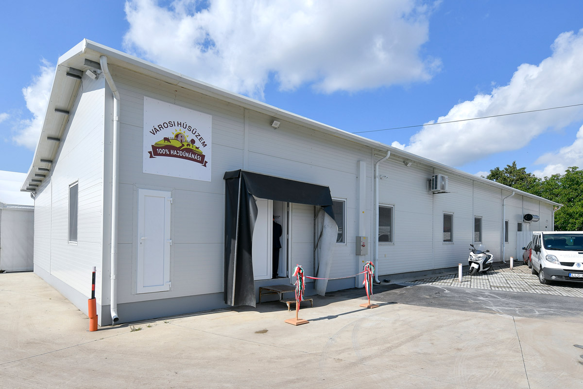 Húsfeldolgozó üzemet avattak Hajdúnánáson