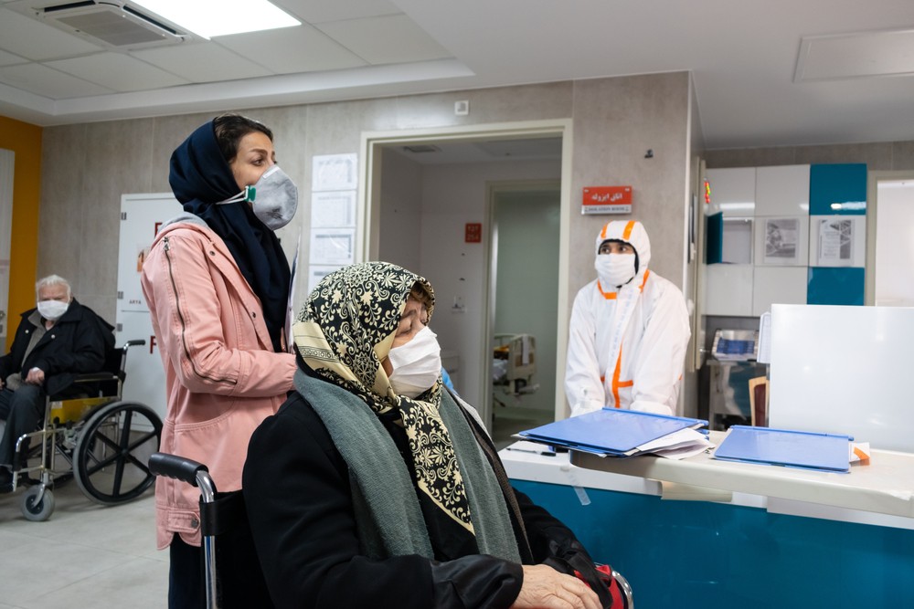 Több mint 15 ezer halottja van Iránban a járványnak