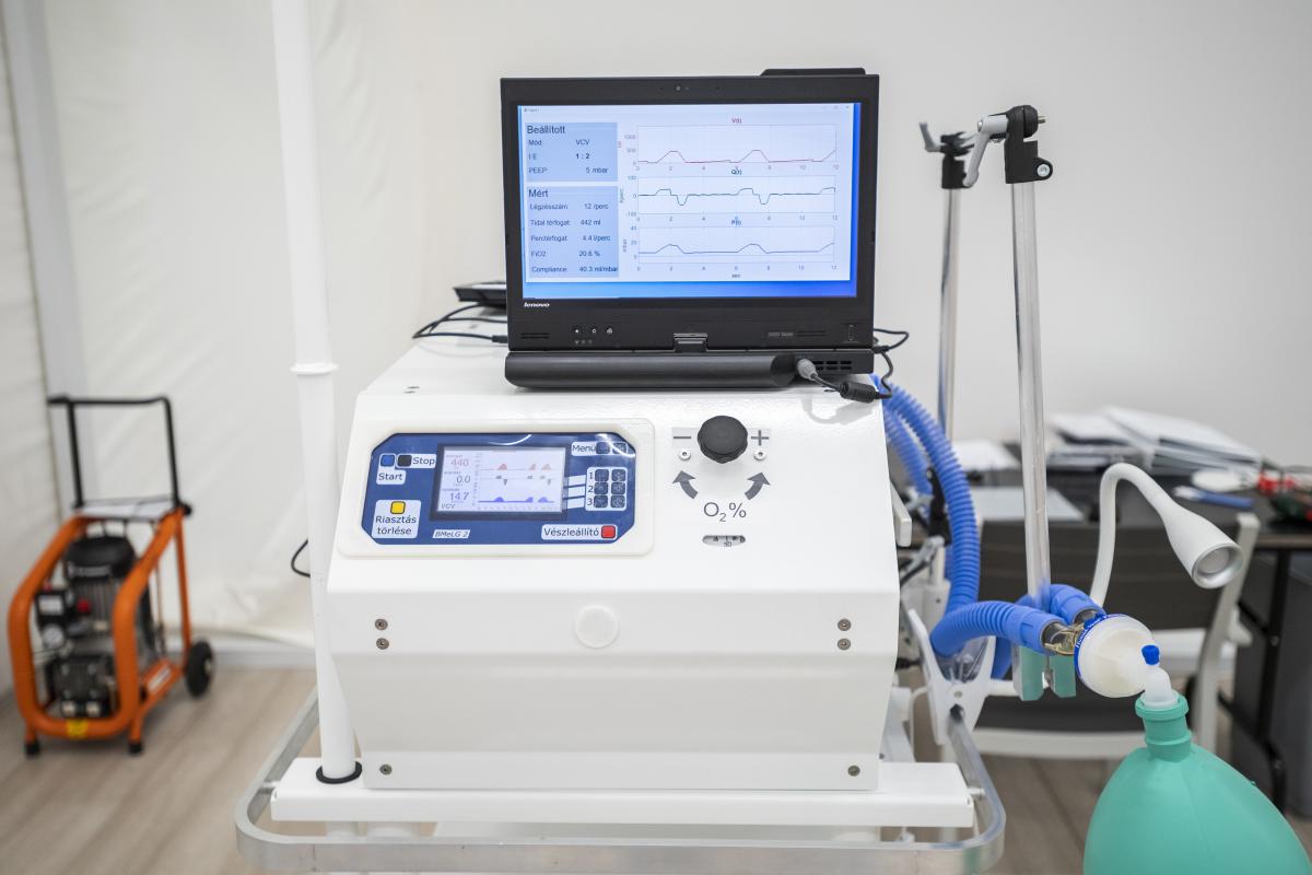 Megérkeztek Beregszászba a kormány adományozta lélegeztetőgépek