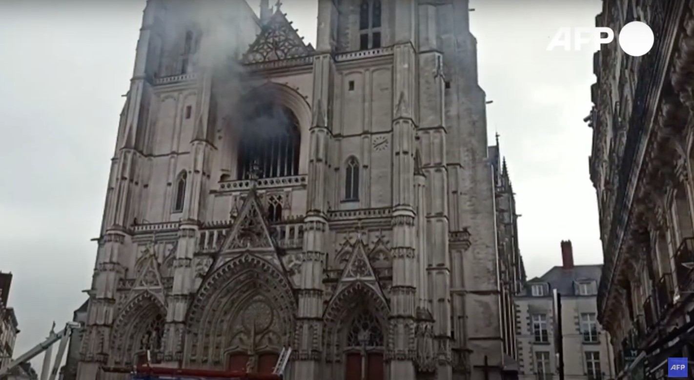 Tűz ütött ki a franciaországi Nantes székesegyházában