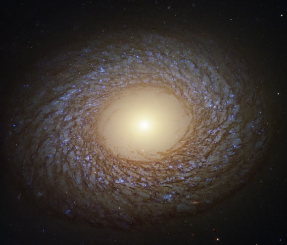 Különleges galaxist kapott lencsevégre a Hubble űrtávcső