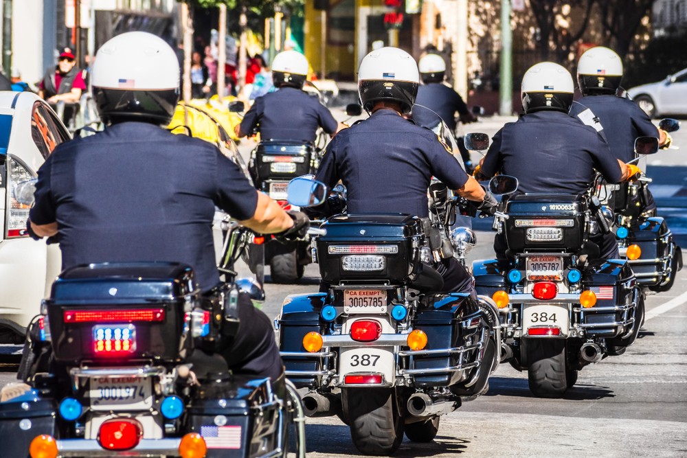 BLM-posztereket kell kifüggeszteni a rendőrőrsökön