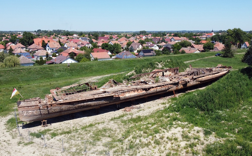 A Szőke Tisza hajó roncsa Szegeden