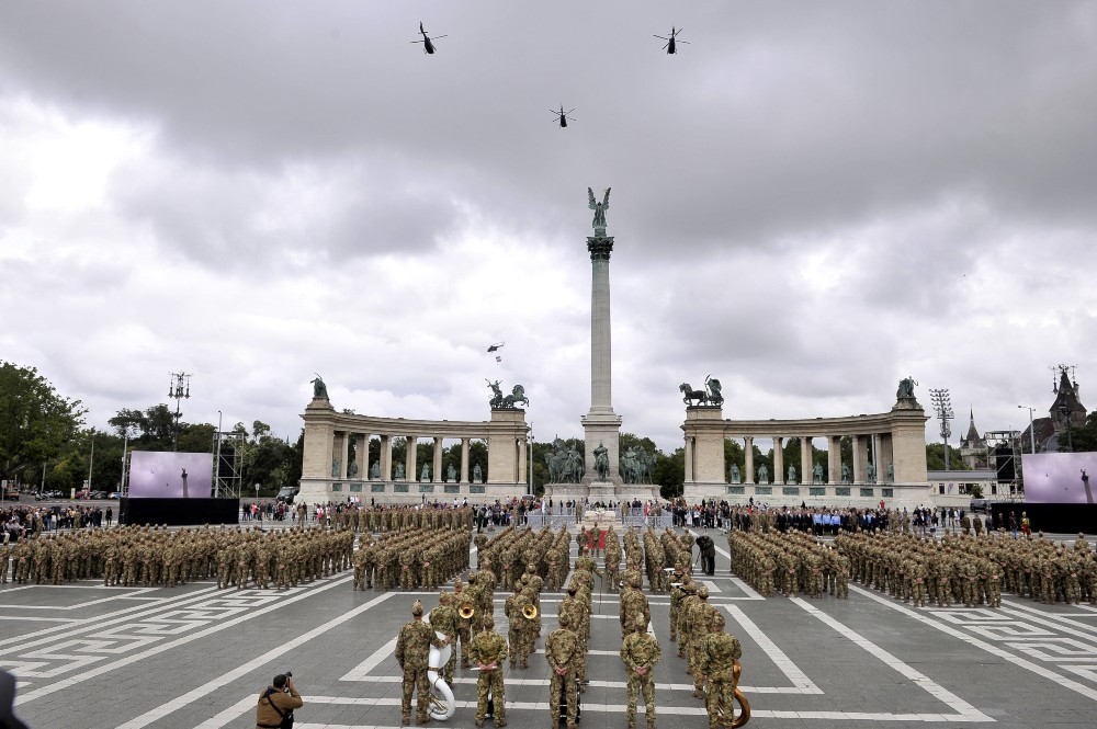 Altiszteket avattak a Hősök terén