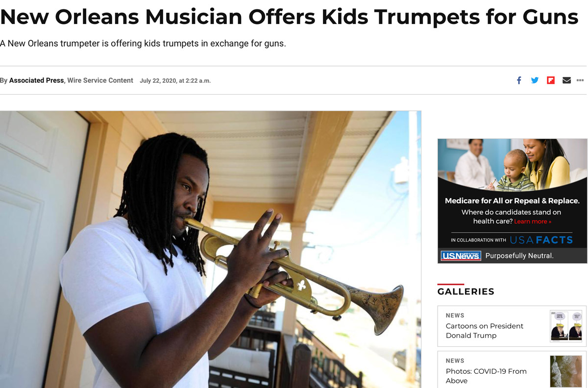 Trombitát kínál gyermekeknek fegyverekért cserébe egy zenész